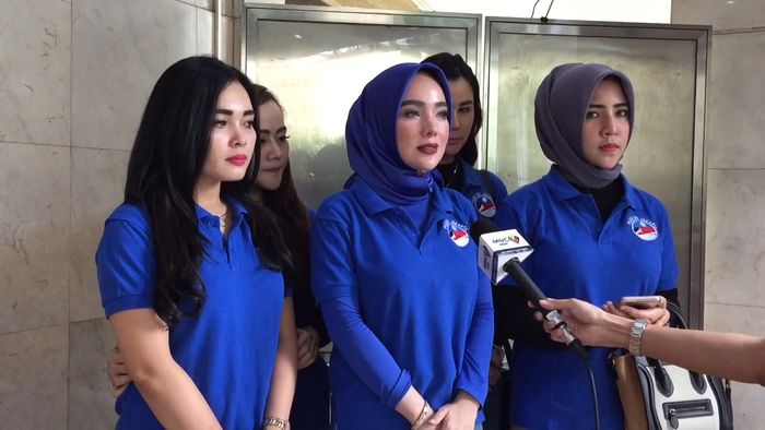 Perempuan-perempuan Molek Iringi Kedatangan Eko Patrio