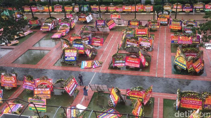 Karangan Bunga di Balai Kota Ambruk Diterjang Hujan Badai