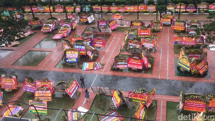 Karangan Bunga di Balai Kota Ambruk Diterjang Hujan Badai