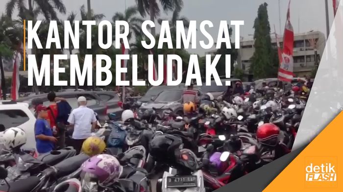 Jalanan Depan Samsat Jaktim Macet hingga 1 Kilometer  