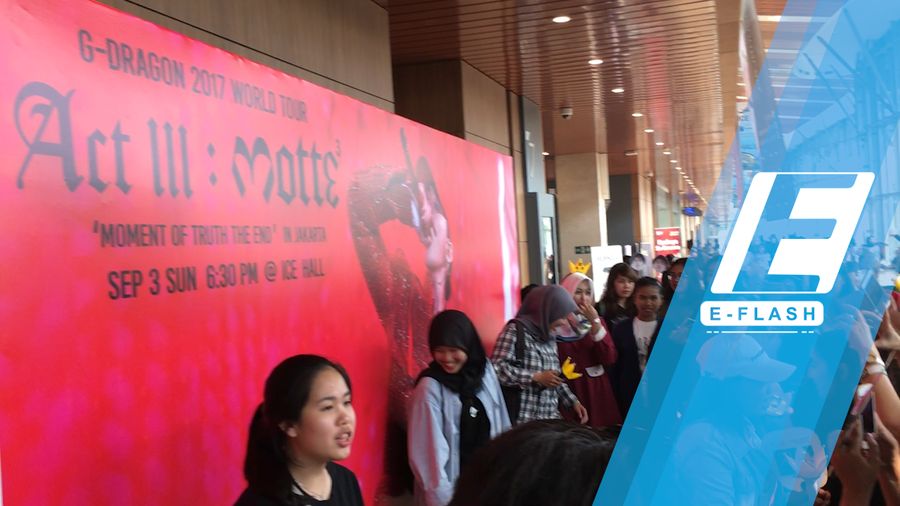 Padat! Penonton Ramaikan Area Konser G-Dragon