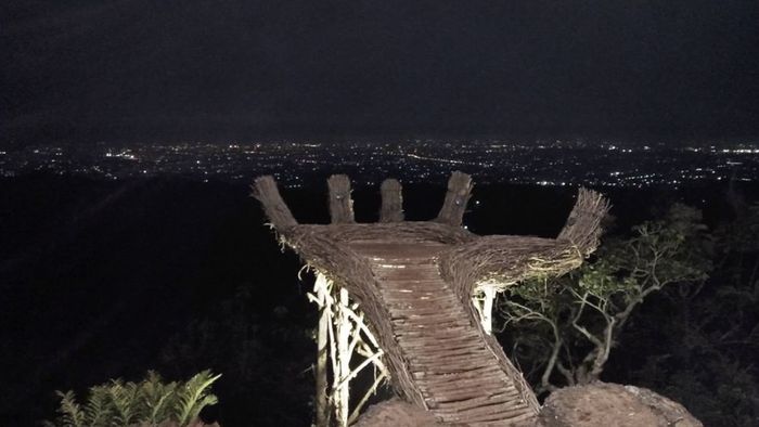 Keindahan Pinus Pengger dan Tangan Raksasa di Yogya yang Lagi Viral