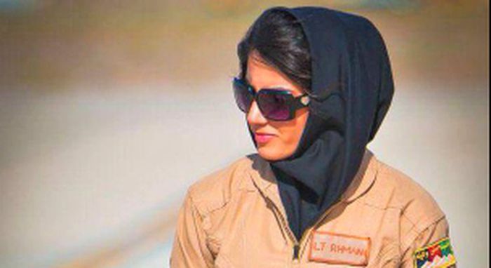 Ini Pilot Cantik Afghanistan yang Kini Jadi Kontroversi