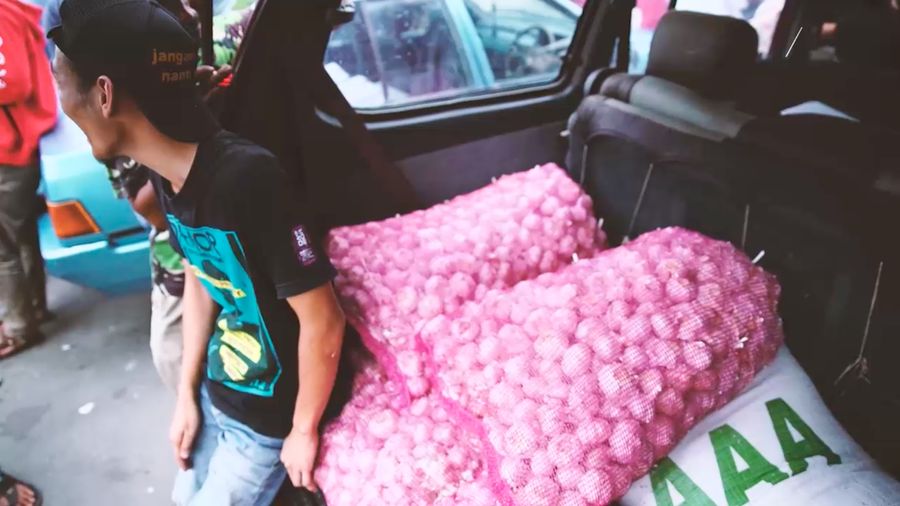 Kulakan Barang Malaysia Berjejal Masuk PLBN Entikong