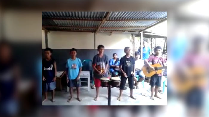 Kerennya Bocah-bocah Poso Nyanyikan ‘Hip Hip Hura’