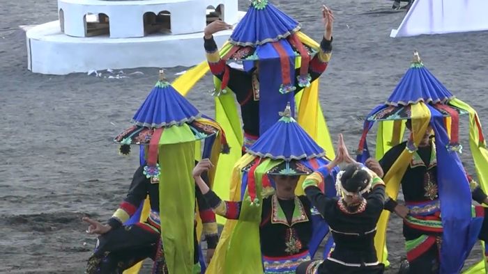 Menari di Lautan Pasir di Festival Eksotika Bromo 2017