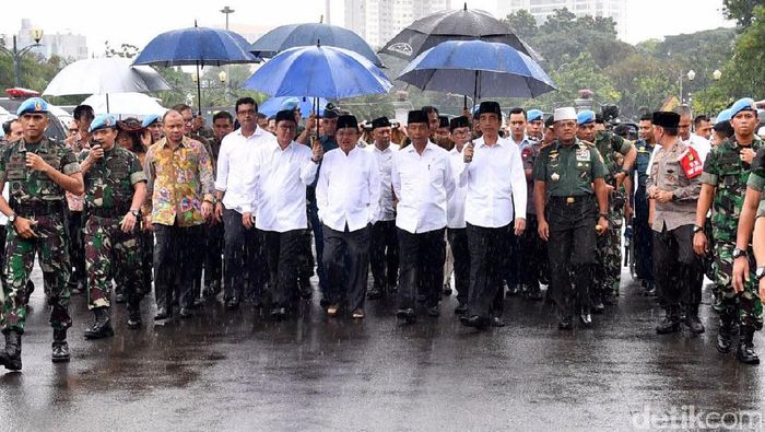 Petualangan Jokowi Menembus Hujan Demi Jutaan Muslim