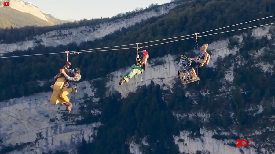Gokil! Aksi Ekstrim Berseluncur di Antara Tebing Gunung
