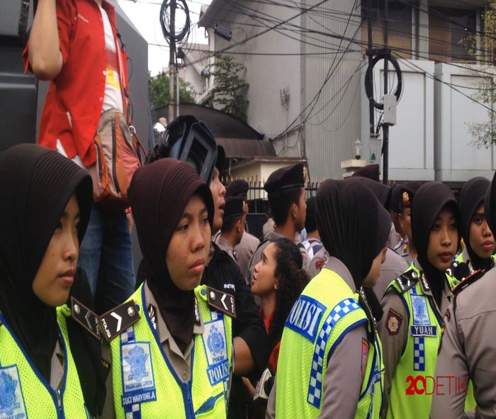 Polwan Diterjunkan untuk Mengamankan Sidang Ahok