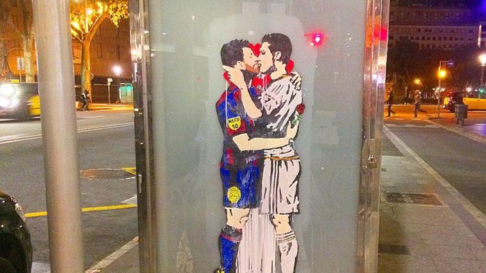 Ketika Ronaldo dan Messi Berciuman
