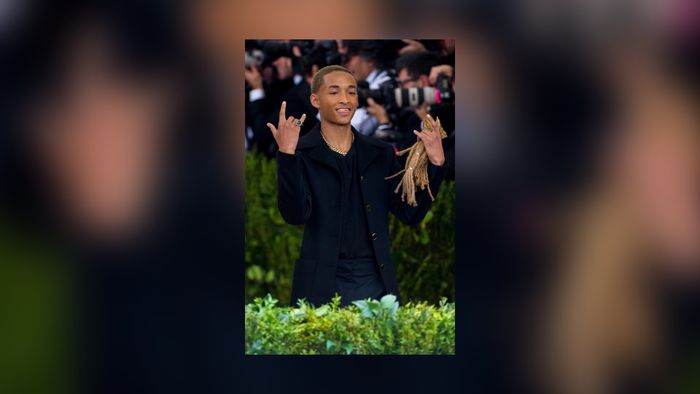 Gaya Unik Jaden Smith Pakai Sepatu dan Mantel Wanita