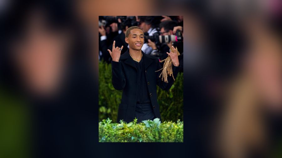 Gaya Unik Jaden Smith Pakai Sepatu dan Mantel Wanita