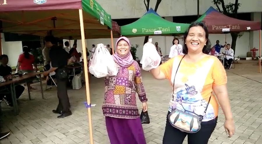 Senangnya Warga Bisa Beli Daging Murah Pakai KJP