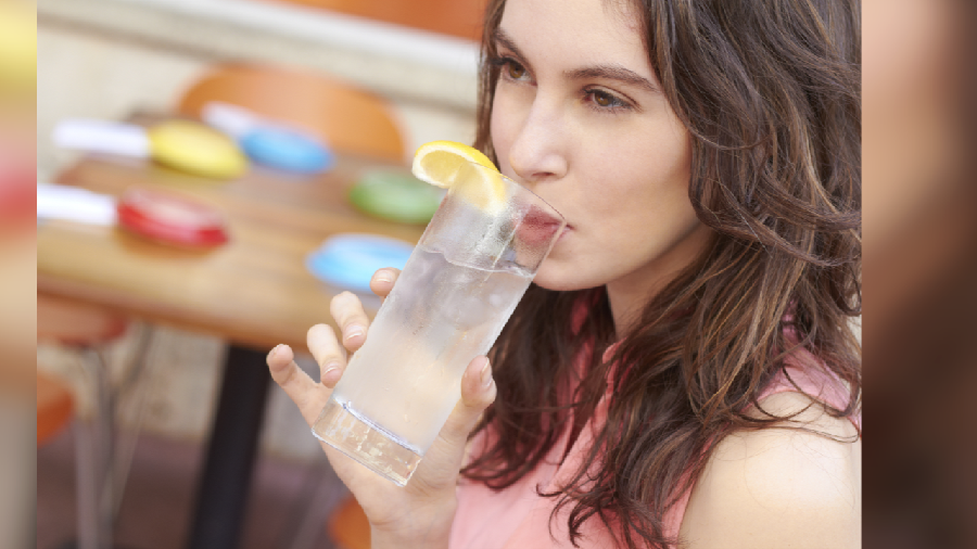 Minum Air Es Bikin Gemuk, Mitos atau Fakta?