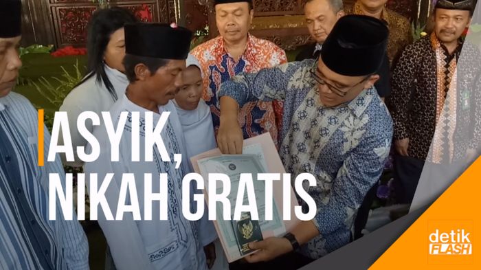 Bupati Azwar Anas Nikahkan 112 Pasutri Kurang Mampu