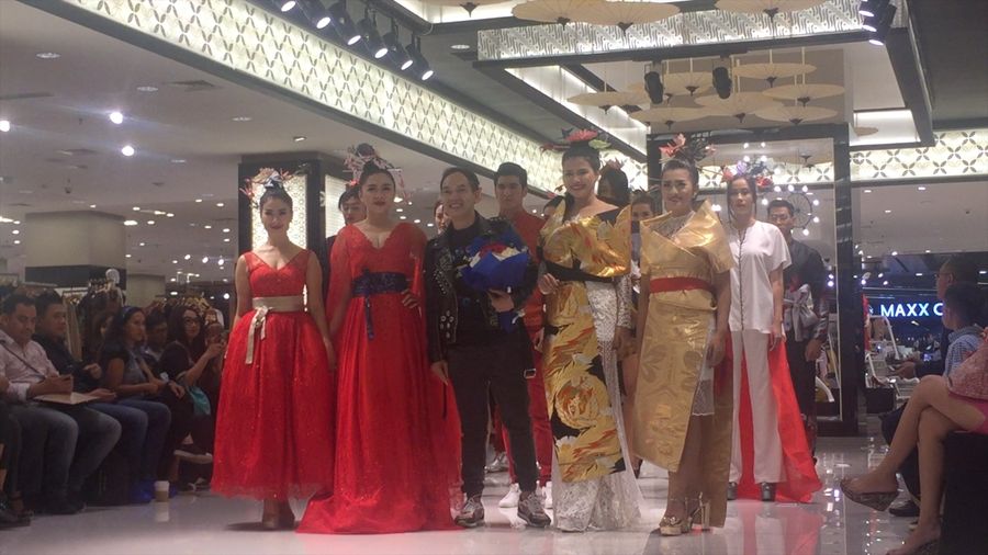 Vicky Shu hingga Iis Dahlia Jadi Model Koleksi Baru Hengki Kawilarang