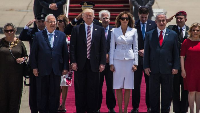 Melania Menolak Digandeng Trump