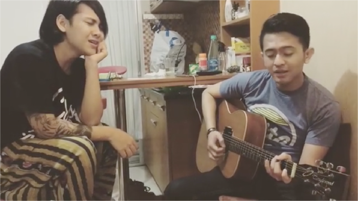 Sedih, Evelyn Curhat Lewat Lagu-lagu Galau