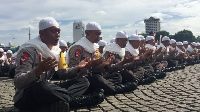 Khusyuknya Para Brimob Bersorban Ini Merapal Asmaul Husna