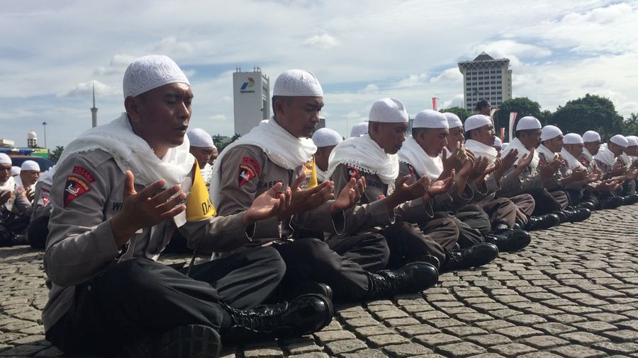 Khusyuknya Para Brimob Bersorban Ini Merapal Asmaul Husna