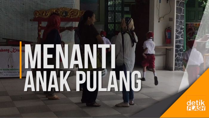 Rupa-rupa Gaya Para Ibu Saat Tunggu Anaknya Sekolah