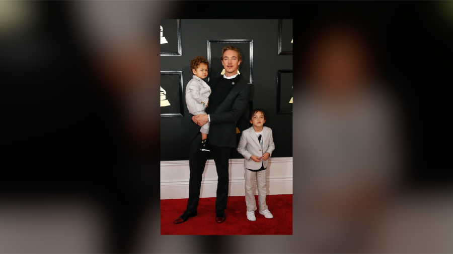 Gemas! Diplo Bawa Dua Anaknya Berpose di Red Carpet Grammy