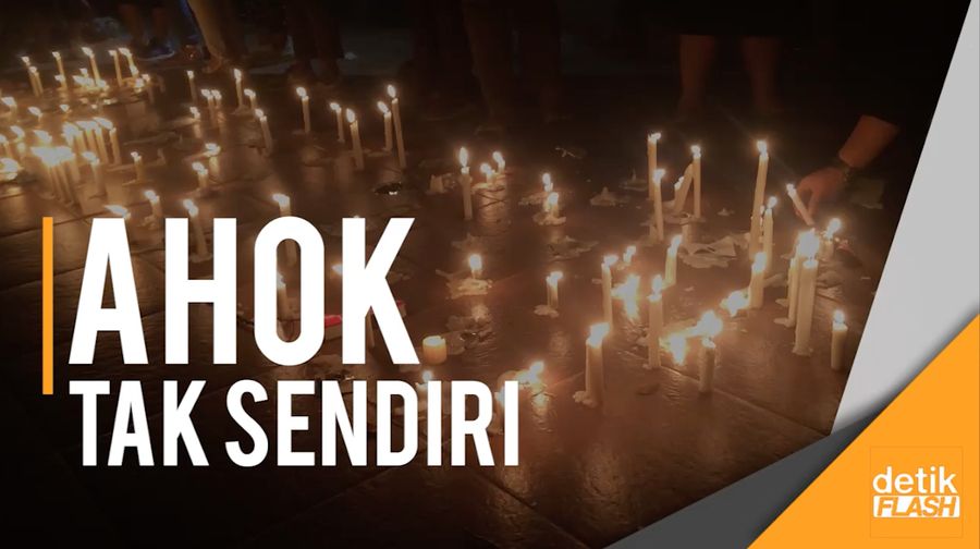 Aksi Nyalakan Lilin di Tugu Proklamasi Usai