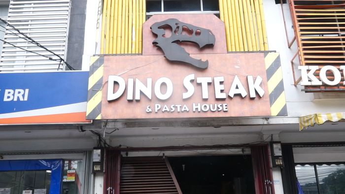 Makan Burger Raksasa di Dino Steak and Pasta House