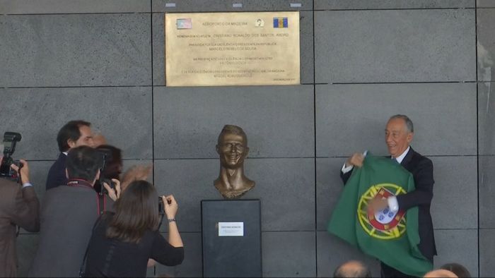 Kumpulan Meme Patung Cristiano Ronaldo Ini Bikin Ngakak