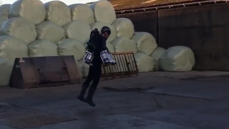 Keren! Pria ini Bikin Kostum Iron Man Bisa Terbang