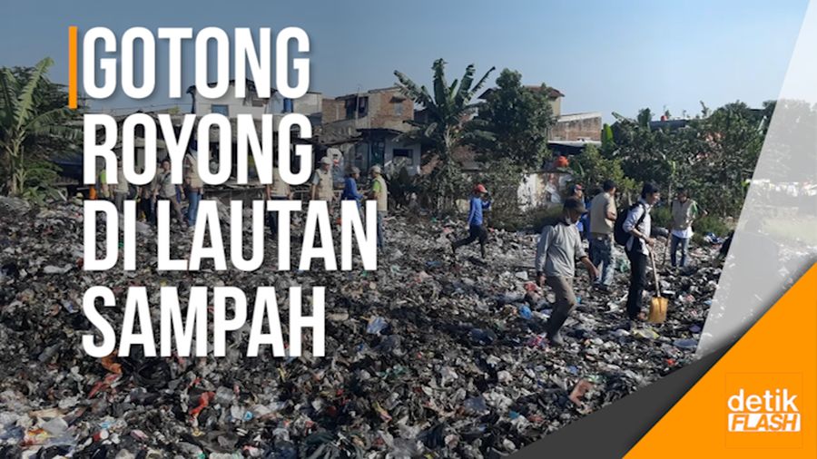 Ratusan Warga dan Petugas Bersihkan Lautan Sampah di Kota Bandung