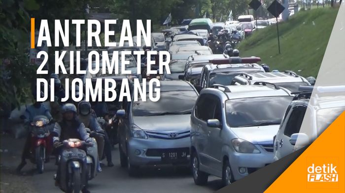 Polisi Mengurai Kemacetan di Jalur Alternatif Surabaya-Jombang.