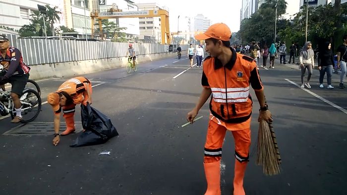 Aksi Pasukan Oranye dan Biru di Bundaran HI  