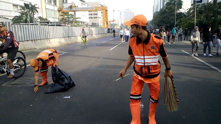 Aksi Pasukan Oranye dan Biru di Bundaran HI  