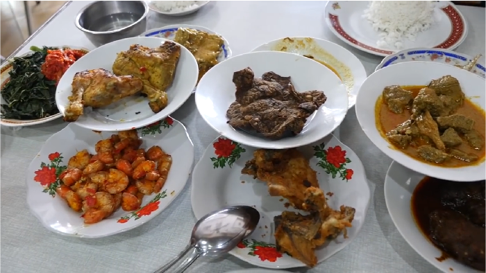 Makan Siang Sambil Nonton YouTube Bisa Bikin Gemuk