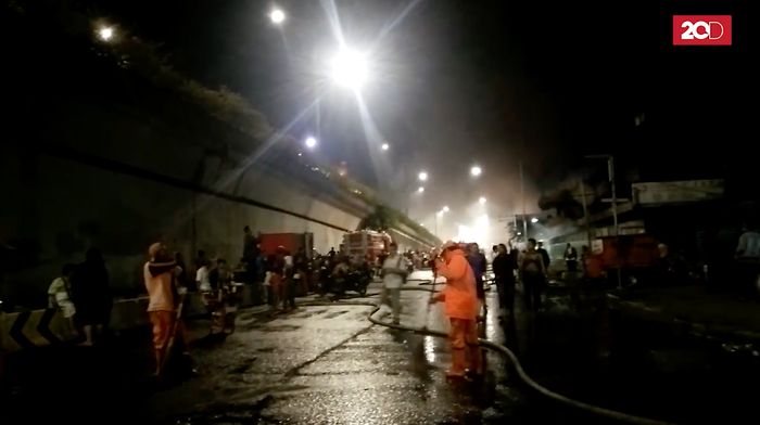 Sigapnya Pasukan Oranye Bebersih di Sekitar Lokasi Kebakaran