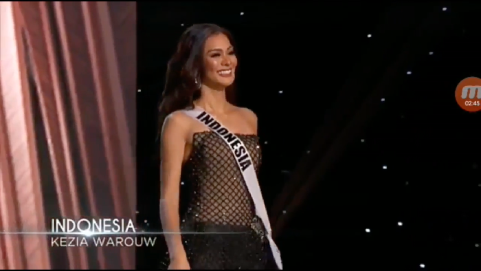 Gaun Sempat Tersangkut, Kezia Memesona di Preliminary Miss Universe 2016