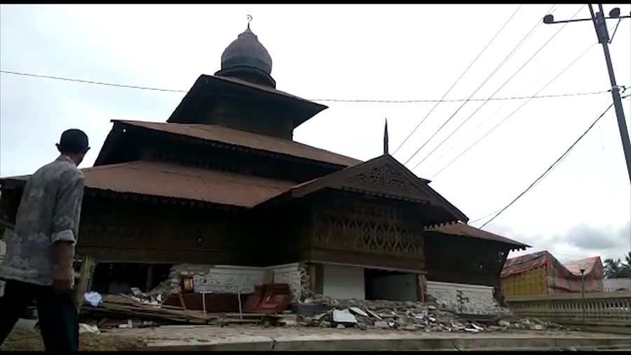 Salat di Masjid Berusia Hampir 400 Tahun di Aceh