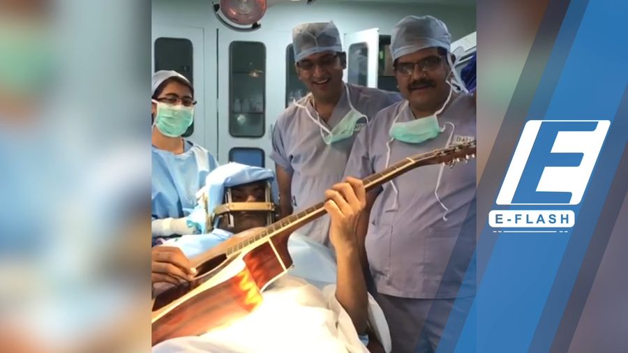 Gokil! Musisi Ini Main Gitar Saat Sedang Operasi