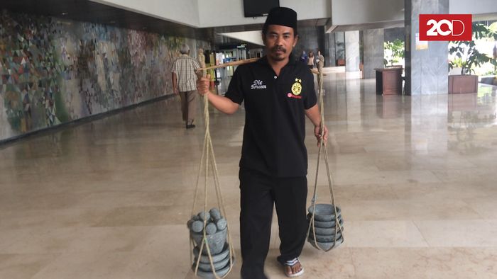 Bawa Cobek ke DPR, Simbol Tajudin Lawan Kriminalisasi