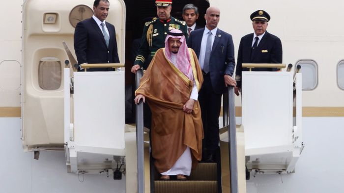 Sepatu Tods Raja Salman Ramai di Media Sosial