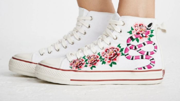 Tren Sneaker Kalangan Selebritis Dalam dan Luar Negeri