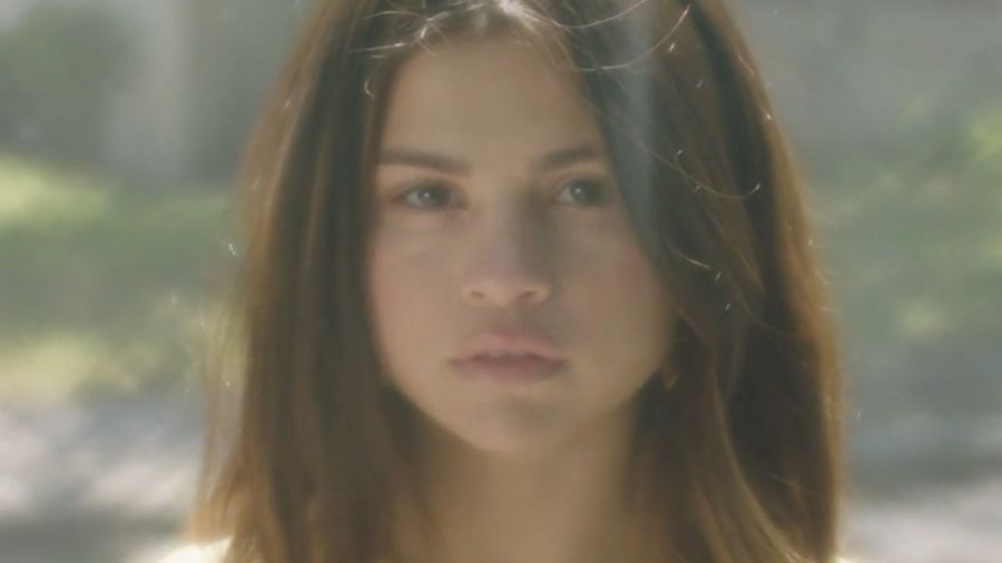 Selena Gomez Menjajal Banyak Peran di Video Klip Bad Liar