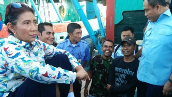 Menteri Susi Pakai Sneakers Adidas Pure Boost Saat Sidak