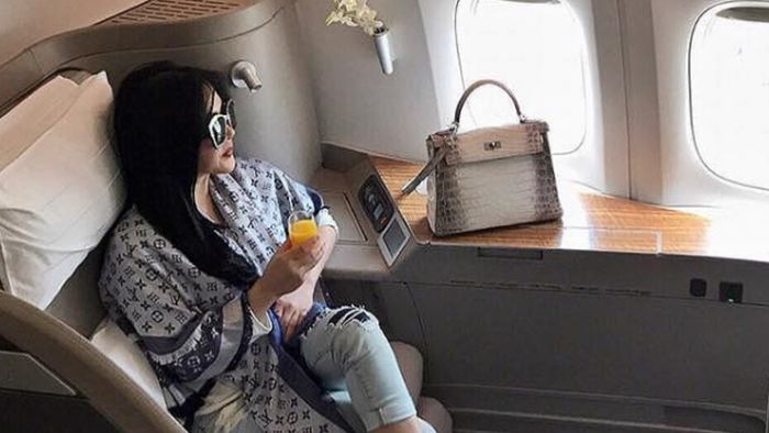 Liburan di LA, Syahrini Pakai Tas Hermes Seharga Mobil