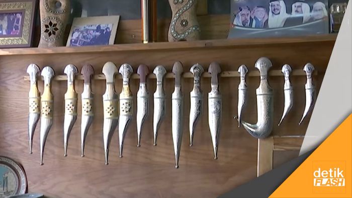 Menjaga Tradisi Lewat Pedang dan Pisau