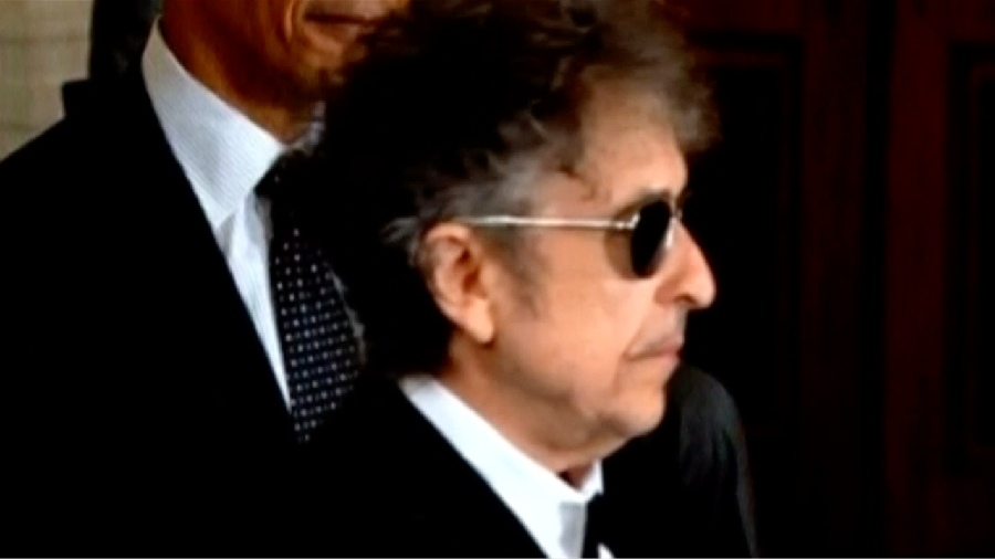 Akhirnya Bob Dylan Mau Menerima Hadiah Nobel Sastra