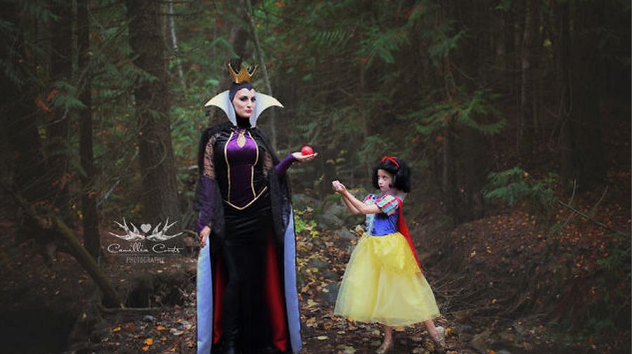 Kompak! Ibu dan Anak Ini Cosplay Karakter Putri Disney