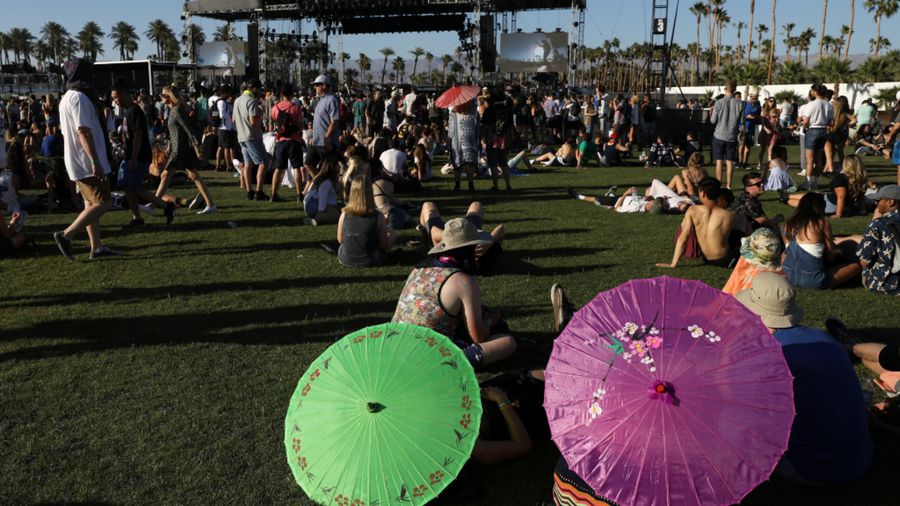 Melihat Gaya Selebriti Saat Nonton Coachella 2017