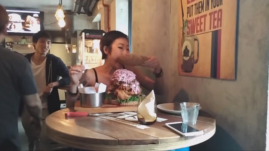 Pramugari Ini Mampu Habiskan 8 Mangkuk Mie dalam 17 Menit
